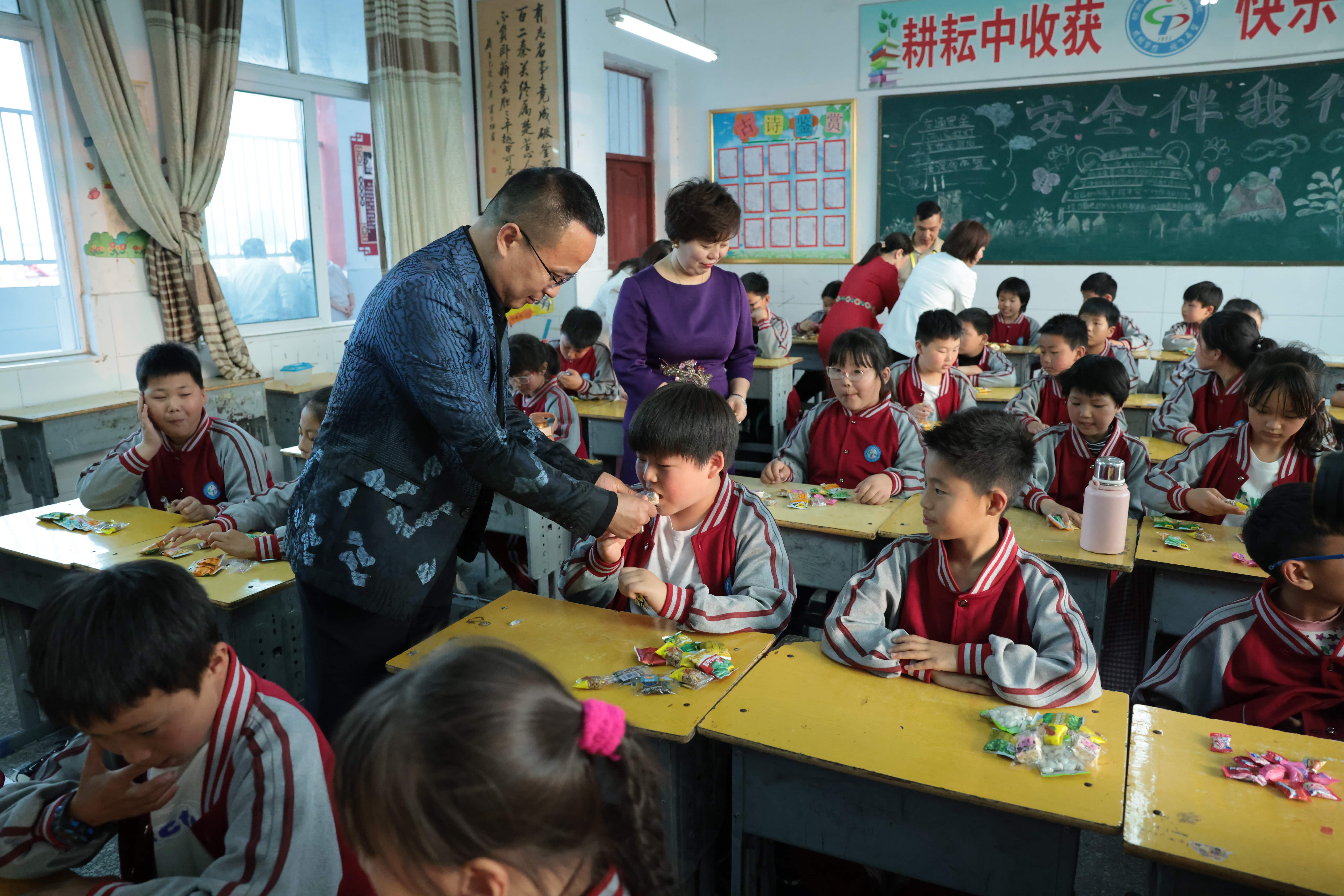 在爱意的“双向奔赴”中丨第249所贝博游戏平台公益学校揭牌 在爱意的“双向奔赴”中丨第249所贝博游戏平台公益学校揭牌