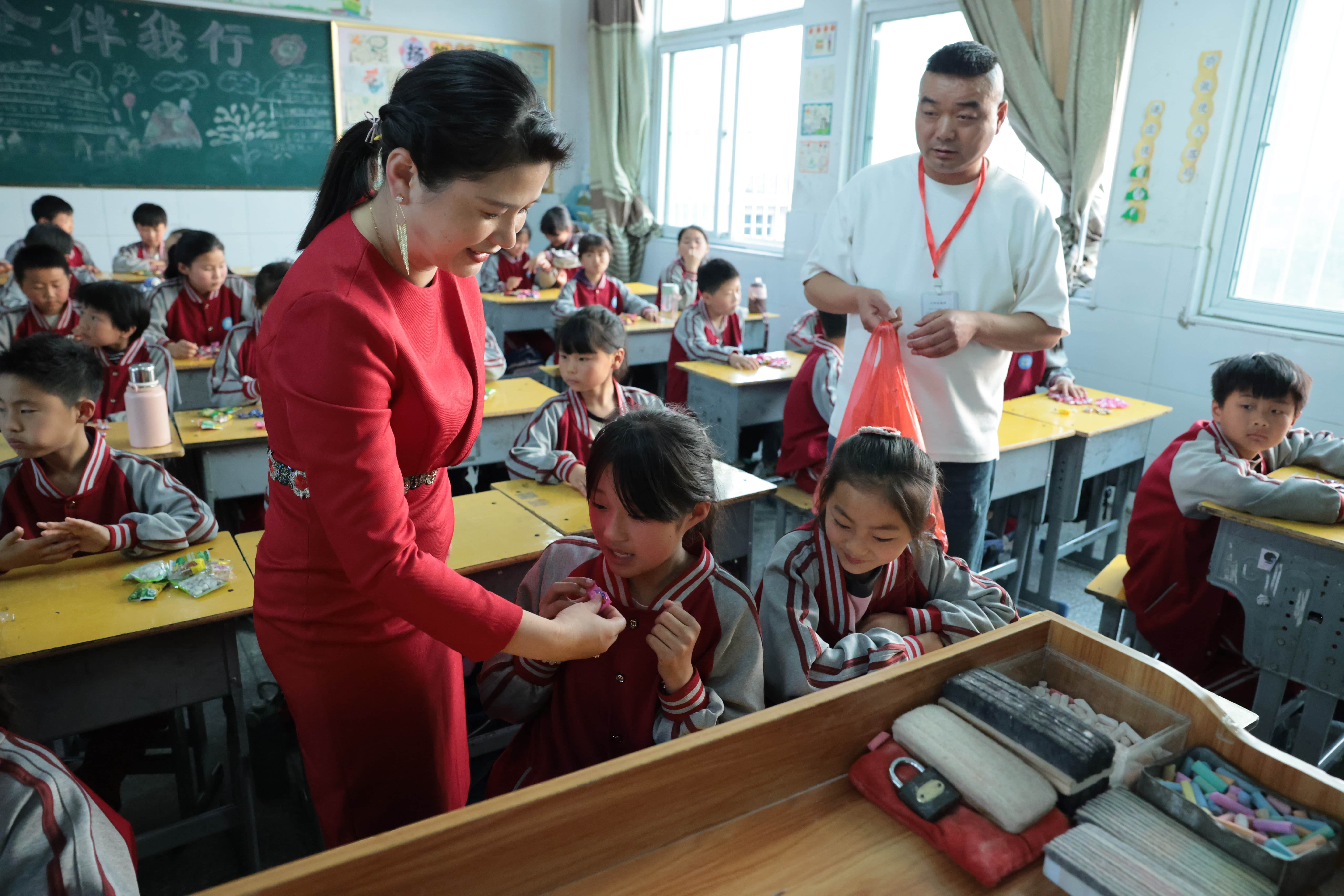 在爱意的“双向奔赴”中丨第249所贝博游戏平台公益学校揭牌 在爱意的“双向奔赴”中丨第249所贝博游戏平台公益学校揭牌