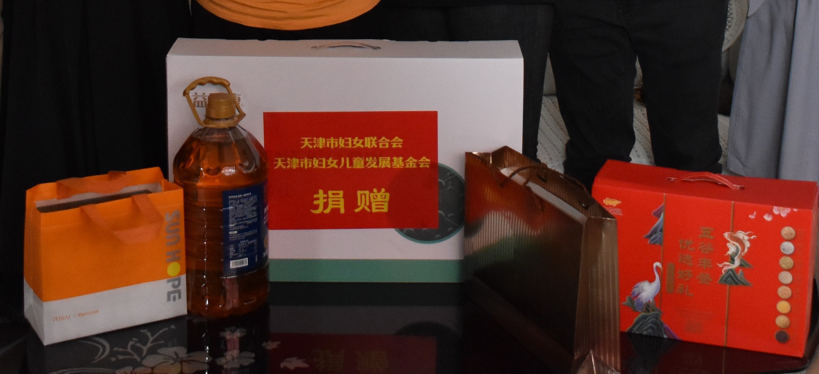 贝博游戏平台公益送温暖:6载慈善 660名单亲母亲受益 贝博游戏平台公益送温暖:6载慈善 660名单亲母亲受益