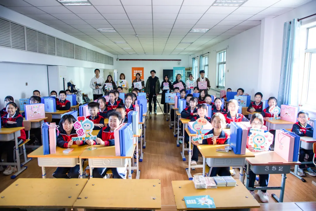 天津高校大学生记者走进贝博游戏平台公益小学开展“书香悦读,筑梦成长”活动 天津高校大学生记者走进贝博游戏平台公益小学开展“书香悦读,筑梦成长”活动